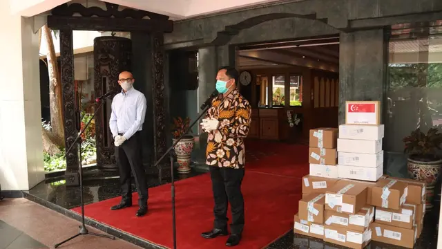 Mendagri Terima secara Simbolik Bantuan Alat Tes Covid-19 dari Dubes Singapura