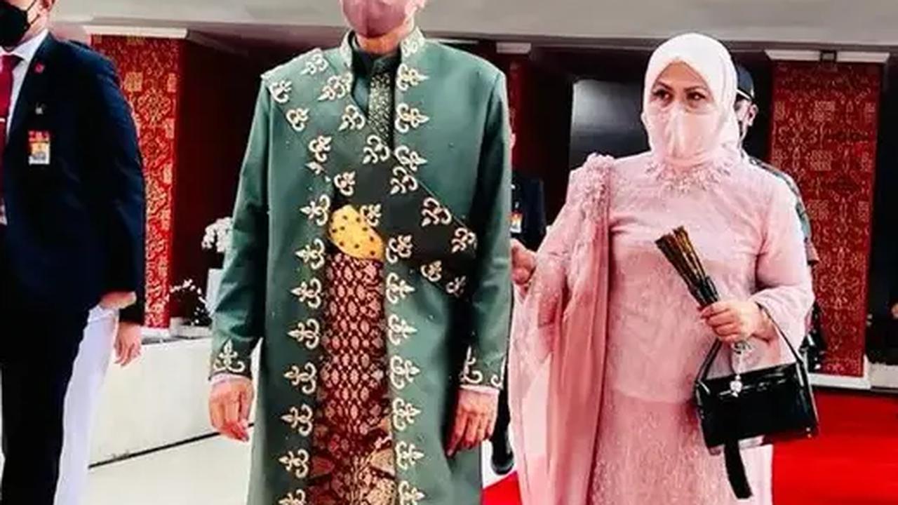 Tahun lalu, Presiden Joko Widodo menghadiri sidang tahunan MPR mengenakan pakaian adat asal Bangka Belitung.