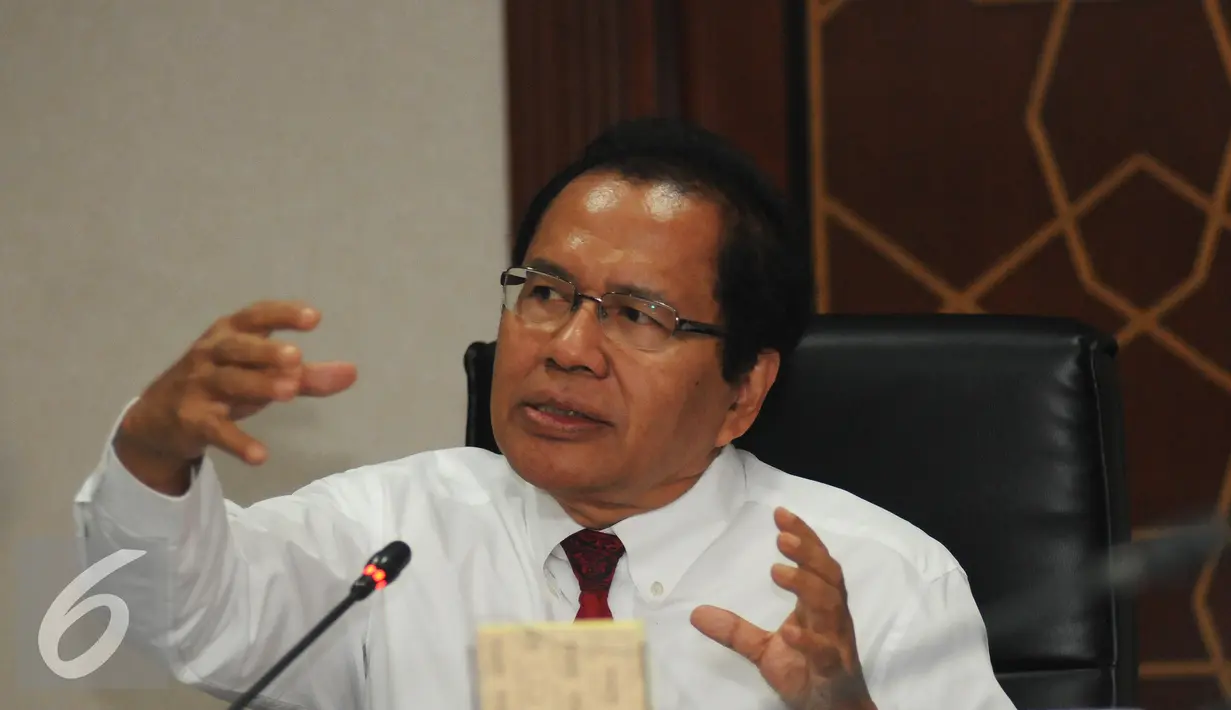 Menteri Koordinator Kemaritiman dan Sumber Daya, Rizal Ramli saat memberi keterangan usai menggelar rapat koordinasi di Gedung BPPT, Jakarta, Senin (21/9/2015). Rakor membahas potensi gas yang ada di Blok Masela. (Liputan6.com/Helmi Fithriansyah)