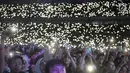 Sejumlah penonton menyaksikan Ed Sheeran dalam konser Divide World Tour 2019 di Stadion Utama Gelora Bung Karno, Jakarta Pusat (3/5/2019). Ed Sheeran membawakan beberapa lagu andalan antara lain Photograph, Thinking Out Loud, Shape of You, dan Perfect. (Fimela.com/Bambang E. Ros)