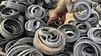 Pengepul memotong limbah ban bekas di kawasan Tanah Abang, Jakarta, Rabu (27/12). Keterbatasan lahan membuat para pengepul terpaksa mengumpulkan limbah ban bekas dari seluruh kawasan bantaran Kanal Banjir Barat. (Liputan6.com/Immanuel Antonius)