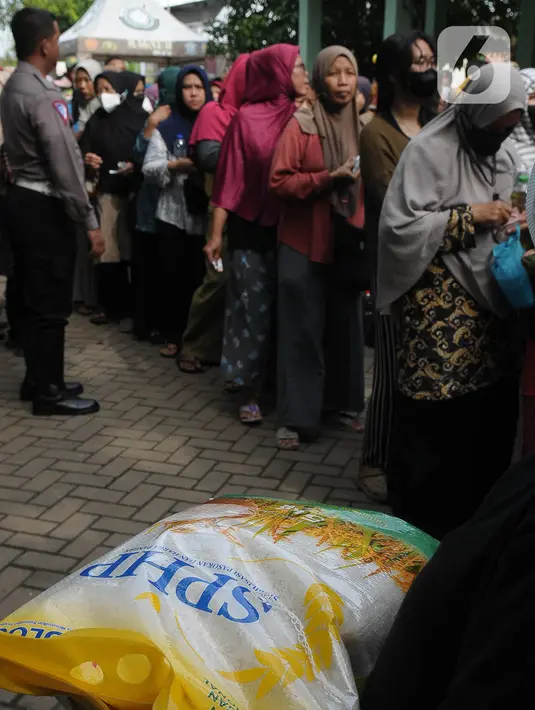Beras SPHP belakangan ini menjadi pilihan alternatif sejumlah konsumen di tengah melonjaknya harga pangan. (merdeka.com/Imam Buhori)