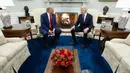 Presiden Amerika Serikat (AS), Joe Biden (kanan) mengundang Donald Trump untuk melakukan kunjungan yang sudah menjadi tradisi dalam peralihan kekuasaan di negeri tersebut. (SAUL LOEB/AFP)