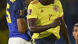 Gelandang Brasil Fabinho (kiri) dan penyerang Kolombia Duvan Zapata berebut bola pada Kualifikasi Piala Dunia 2022 zona Amerika Selatan di Stadion Roberto Melendez, Senin (11/10/2021) dinihari WIB. Brasil ditahan imbang Kolombia 0-0. (JUAN BARRETO / AFP)
