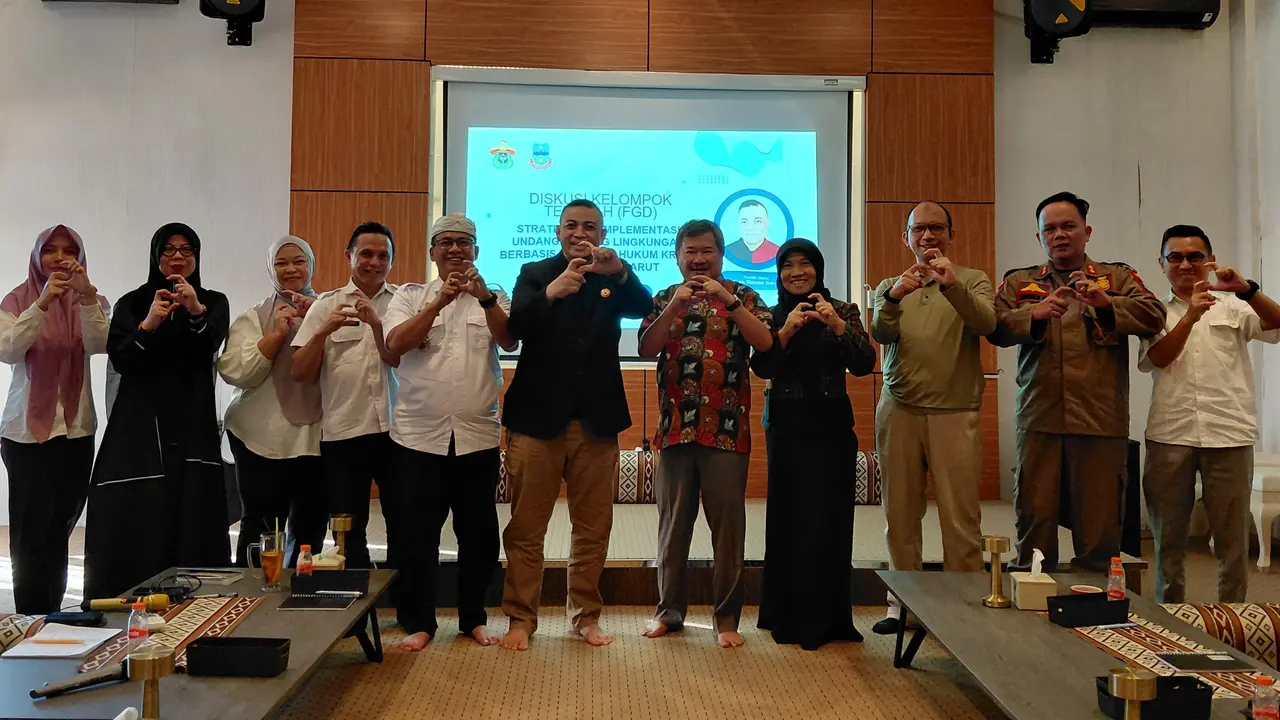 Asep Ridwan Ismail, peneliti calon doktoral Unhas bersama para narasumber dalam Diskusi Kelompok Terarah 'Strategi dan Implementasi Undang-undang Lingkungan Berbasis Advokasi Hukum Kritis di Kabupaten Garut,', Rabu (9/7/ 2025). (Liputan6.com)