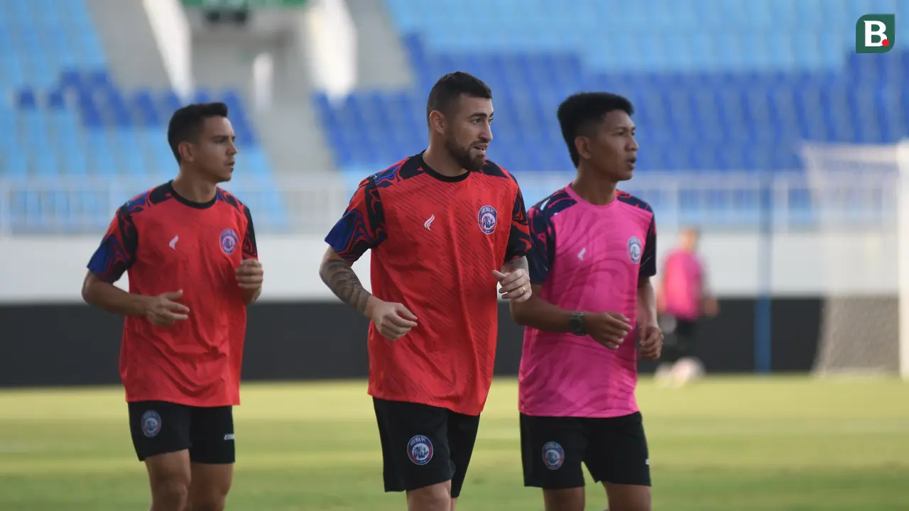 Pemain baru Arema FC, Valdeci Moreira (kiri) dan Paulinho Moccelin (tengah)