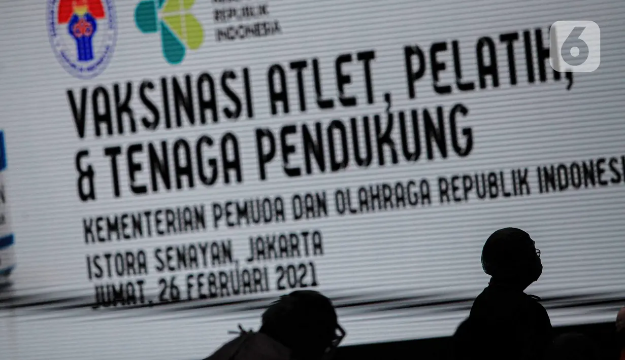 Suasana vaksinasi COVID-19 terhadap para atlet, pelatih, dan tenaga pendukung di Istora Senayan, Jakarta, Jumat (26/2/2021). Pemerintah memulai vaksinasi COVID-19 tahap pertama untuk para atlet. (Liputan6.com/Faizal Fanani)