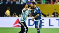 Seorang fans Argentina turun ke lapangan hanya untuk memeluk Lionel Messi saat laga semifinal Copa America Centenario  2016 antara Argentina vs Amerika Serikat di Houston, Texas, Rabu (22/6/2016) WIB. (AFP/Omar Torres)