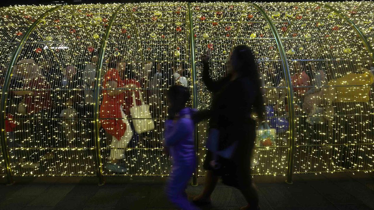 FOTO: Pesona Jakarta Light Festival Hiasi Libur Akhir Tahun