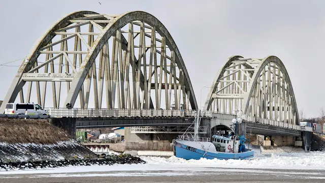 Detik-Detik Kapal Nelayan Tabrak Jembatan di Denmark