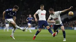 Dalam laga ini, Tottenham sejatinya sempat tertinggal lebih dahulu akibat gol Daniel James di babak pertama. Skor 0-1 pun bertahan hingga jeda turun minum. (AFP/Adrian Dennis)