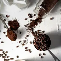 Ilustrasi bubuk kopi dan biji kopi. (Foto: Unsplash/Christina Rumpf)