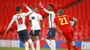 Penyerang Inggris, Marcus Rashford, melakukan selebrasi bersama Mason Mount usai mencetak gol ke gawang Belgia pada laga UEFA Nations League di Stadion Wembley, Minggu (11/10/2020). Inggris menang dengan skor 2-1. (AP/Ian Walton, Pool)