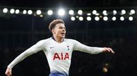 Gelandang Tottenham Hotspur, Dele Alli merayakan gol kedua untuk timnya ke gawang Arsenal pada perempat final Piala Liga Inggris di Stadion Emirates, Kamis (20/12). Tottenham melaju ke babak semifinal seusai menaklukkan Arsenal 2-0. (AP/Frank Augstein)