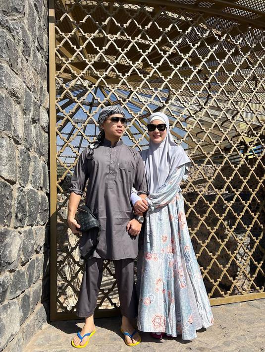 Bahagia bersama suami, melakukan perjalanan ibadah bersama seperti ini memang lebih menyenangkan. Dapat beribadah bersama, selepas itu bisa liburan bareng seperti yang banyak dilakukan para selebriti Tanah Air. (Liputan6.com/IG/@steviagnecya)