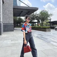 Bergaya super edgy dengan kemeja motif, Maudy Ayunda padukan denim dan platform shoes untuk hadirkan kesan semakin penuh gaya yang tak terbantahkan. [Foto: Instagram/ Maudy Ayunda]