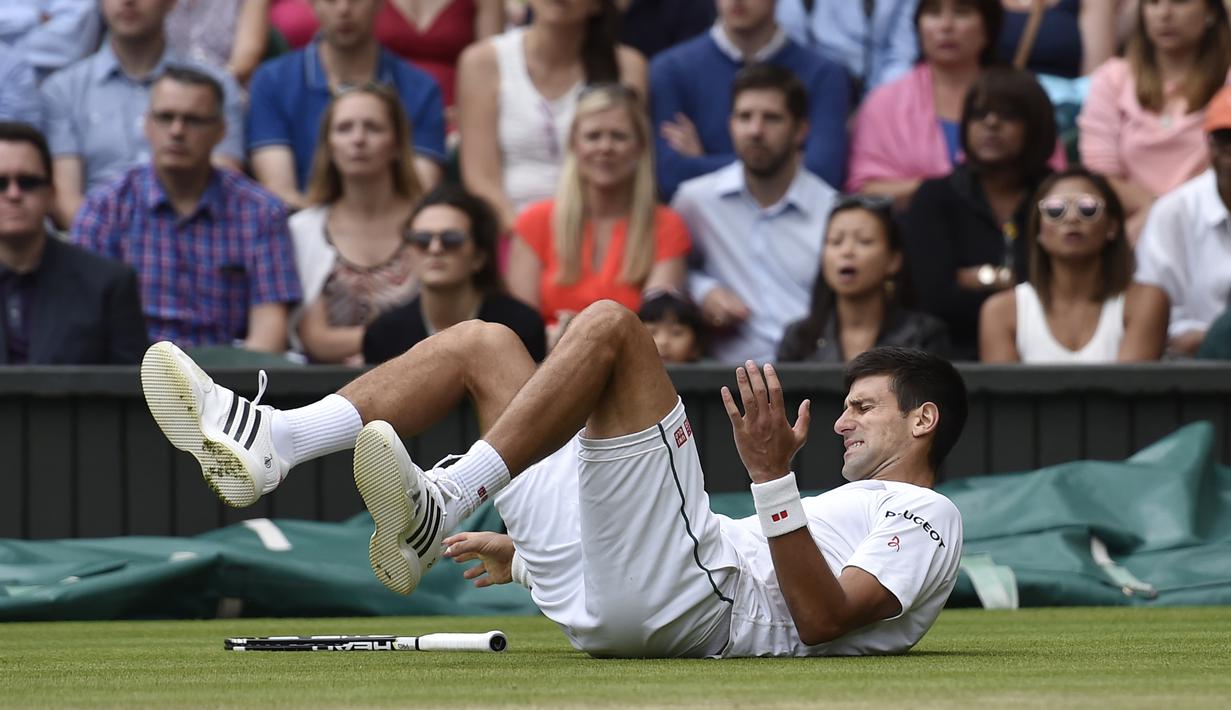 Djokovic harus jatuh bangun menahan pukulan Roger Federer. (AP Photo/Toby Melville)