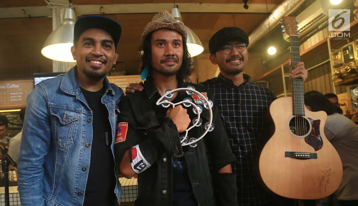 Aktor Rio Dewanto, Chicco Jerikho dan Penyanyi Glenn Fredly berfoto bersama usai membawakan soundtrack film filosofi kopi 2 di kawasan Melawai, Jakarta, Selasa (23/05). (Liputan6.com/Herman Zakharia)