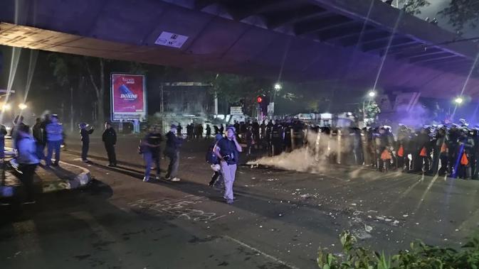 Kerusuhan Hari Buruh di Bandung, Polisi Bubarkan Massa Ricuh Berpakaian Hitam