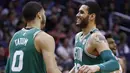 Pebasket Boston Celtics, Jayson Tatum dan Abdel Nader, merayakan kemenangan atas Phoenix Suns pada laga NBA di Talking Stick Resort Arena, Selasa (27/3/2018). Boston Celtics menang 102-94 atas Phoenix Suns. (AP/Ross D. Franklin)