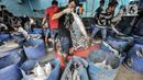 Aktivitas nelayan saat menurunkan ikan hasil tangkapan di Pelabuhan Muara Baru, Jakarta, Kamis (5/8/2021). Data KNTI mencatat, tingkat ekonomi nelayan kembali bangkit dan kian membaik sepanjang tahun 2021 meski masih berada di tengah pandemi Covid-19 yang belum usai. (merdeka.com/Iqbal S. Nugroho)