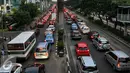 Kepadatan kendaraan tampak panjang menjelang waktu berbuka puasa di Jalan HR Rasuna Said, Kuningan, Jakarta, Senin (6/6/2016). Jam kemacetan di Jakarta selama bulan puasa diprediksi akan terjadi mulai pukul 15.00 WIB. (Liputan6.com/Yoppy Renato)