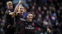 Penyerang AC Milan, Zlatan Ibrahimovic berselebrasi dengan rekan-rekannya usai mencetak gol ke gawang Cagliari pada pertandingan Liga Serie A Italia di Sardegna Arena (11/1/2020). Ibrahimovic mencetak gol dimenit ke-64 dan merupakan gol perdananya di AC Milan musim ini. (Spada(/LaPresse via AP)