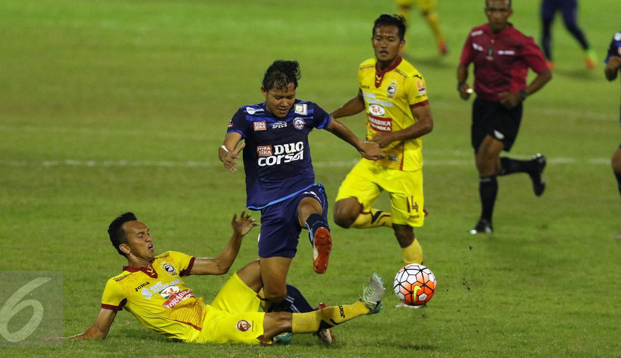 Pemain tengah Arema FC, Adama Alis (kedua kiri) melompat menghindari pemain Sriwijaya FC saat laga 8 besar Piala Presiden 2017 di Stadion Manahan, Solo, Minggu (26/2). Arema melaju ke semifinal setelah unggul 1-0. (Liputan6.com/Helmi Fithriansyah) 