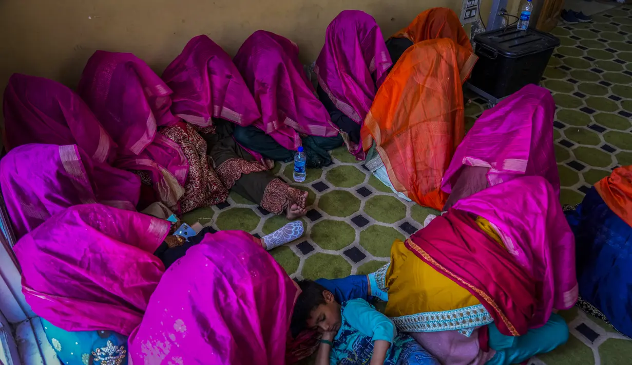 Pernikahan massal di India ini diselenggarakan oleh organisasi sosial. (AP Photo/Mukhtar Khan)