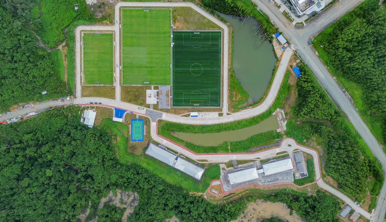 Terdapat delapan lapangan yang terdiri dari lima lapangan besar, satu lapangan futsal, satu lapangan tertutup, dan satu lapangan sepak bola pantai. (Dok. PSSI)