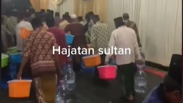 Hajatan Sultan di Bojonegoro, Tamu Dapat Galon Air Mineral dan Kontainer Makanan