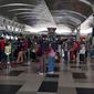 Antrean penumpang pesawat terbang di Bandara Kualanamu, Deli Serdang, Sumut