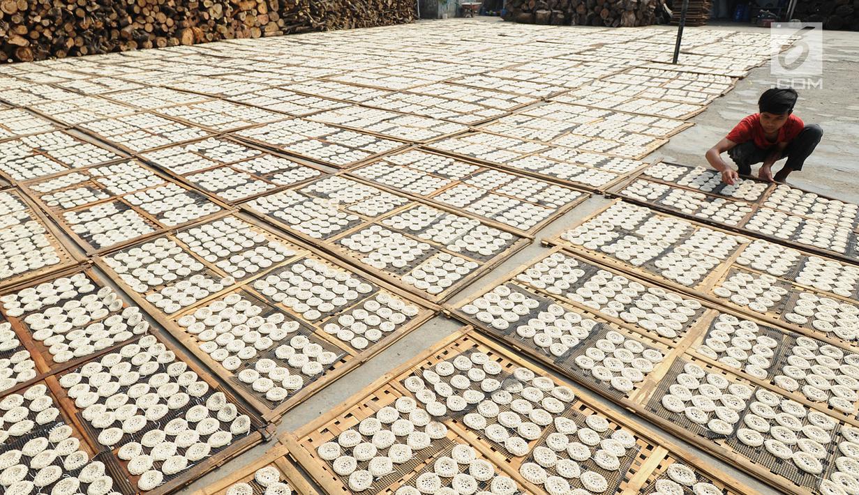Pekerja mengeringkan kerupuk kaleng di industri UMKM Nineung di Pamulang, Tangsel, Banten, Jumat (21/6/2019). Kenaikan harga tepung tapioka yang mencapai lebih dari seratus persen semenjak beberapa bulan terakhir menyebabkan produsen kerupuk mengurangi kualitas kerupuk. (merdeka.com/Arie Basuki)