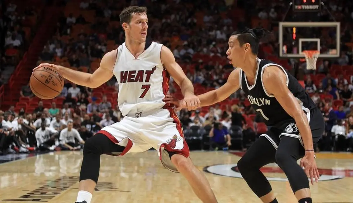 Guard Miami Heat, Goran Dragic (7), berduel dengan guard Brooklyn Nets, Jeremy Lin, dalam lanjutan laga pramusim NBA 2016-2017 di American Airlines Arena, Miami, Florida, AS, Selasa (11/10/2016). (Bola.com/Twitter/NBATV)