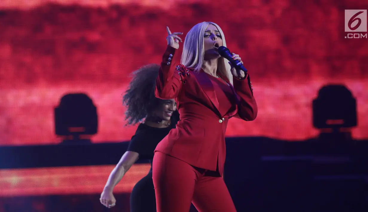 Penyanyi Bebe Rexha saat tampil pada malam puncak HUT ke-27 SCTV di Hall D, Jiexpo Kemayoran, Jakarta, Kamis (24/8). Penyanyi berusia 27 tahun ini tampil sangat energik dalam balutan busana bernuansa merah. (Liputan6.com/Herman Zakharia)