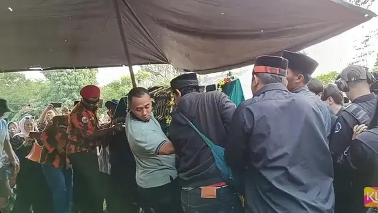 10 Foto Suasana Pemakaman Mpok Alpa, Derai Air Mata Keluarga dan Kerabat Tak Mampu Dibendung