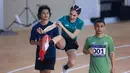Selebritas Indonesia, Cinta Laura (tengah) melakukan selebrasi setelah timnya berhasil memenangkan lomba lari estafet 400 meter nomor campuran Turnamen Olahraga Selebriti Indonesia (TOSI) di GOR UNJ, Rawamangun, Jakarta, Minggu (30/07/2023). Timnya berhasil finis dengan catatan waktu 1 menit 0,59 detik. (Bola.com/Bagaskara Lazuardi)