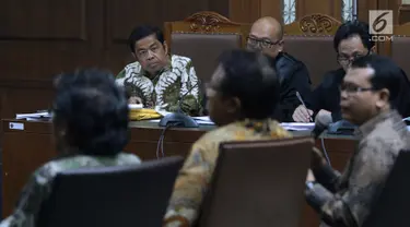 Terdakwa dugaan penerimaan suap terkait kerja sama pembangunan PLTU Riau-1, Idrus Marham (kiri) menyimak keterangan saksi saat sidang lanjutan di Pengadilan Tipikor, Jakarta, Kamis (7/2). Sidang mendengar keterangan saksi. (Liputan6com/Helmi Fithriansyah)