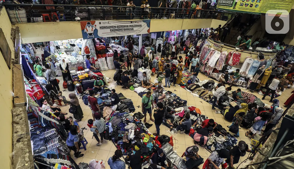 <p>Para pembeli memilih pakaian di Pasar Cipulir, Jakarta Selatan, Rabu (27/4/2022). Jelang Hari Raya Idul Fitri 1443 H, pembelian pakaian di Pasar Cipulir mengalami peningkatan, terutama pakaian muslim dan anak-anak. (Liputan6.com/Johan Tallo)</p>