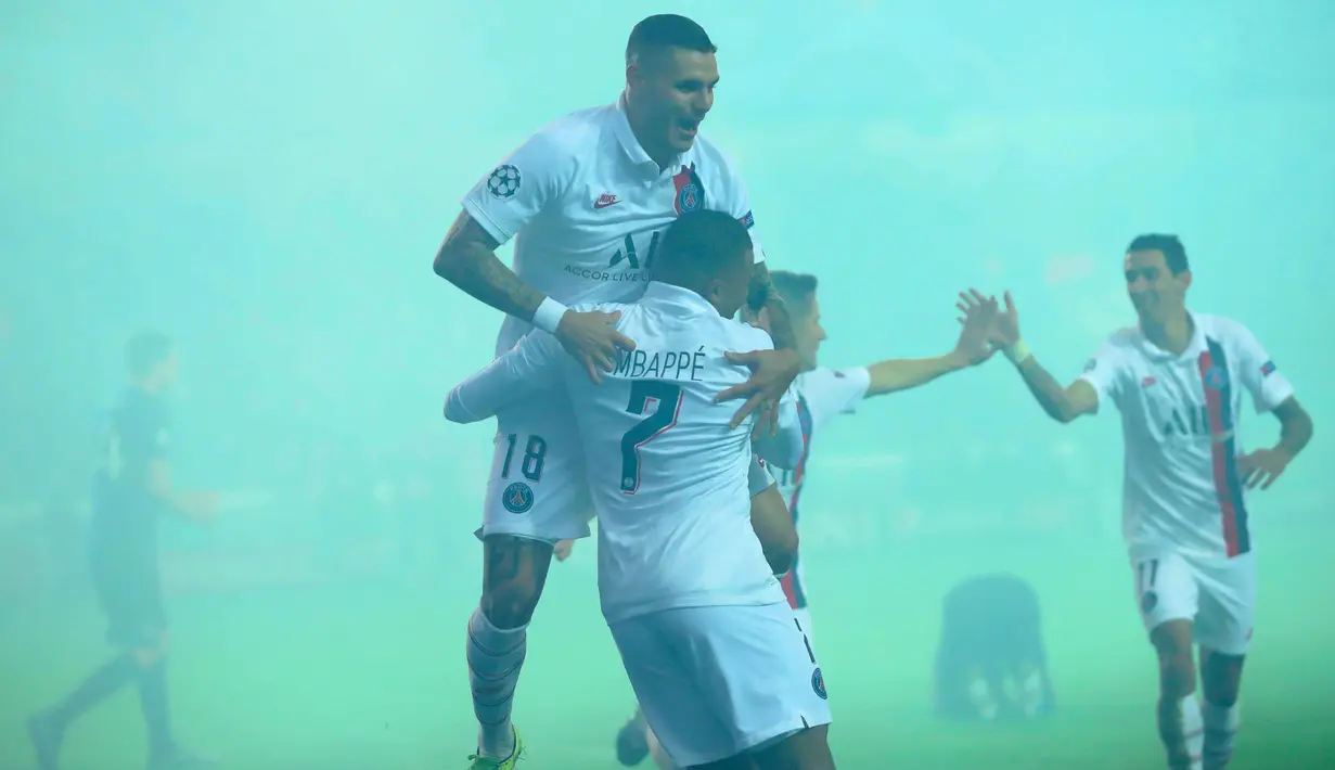 Pemain Paris Saint-Germain (PSG) Kylian Mbappe (tengah) merayakan dengan rekan-rekan setimnya setelah mencetak gol ke gawang Club Brugge pada laga Grup A Liga Champions di Stadion Jan Breydel, Bruges, Belgia, Selasa (22/10/2019). PSG menang 5-0. (AP Photo/Francisco Seco)