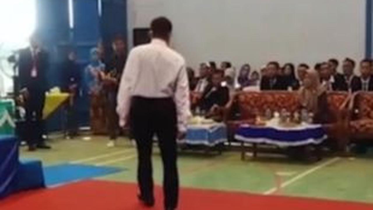 Ingat Siswa yang Sol Sepatunya Copot Saat Wisuda? Kini Jadi Calon Bintara TNI AD Sekeluarga Nangis Bahagia