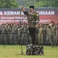 Ketua Umum Banser Yaqut Cholil Qoumas memberi arahan pada Apel Kebangsaan di Perkemahan Ragunan, Jakarta, Selasa (18/4). Apel ini bertema Memperteguh Semangat Kebangsaan, Membawa Khazanah Islam untuk Perdamaian Dunia. (Liputan6.com/Helmi Fithriansyah)