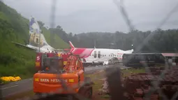 Pesawat Air India Express yang tergelincir dari landasan pacu saat mendarat di bandara di Kozhikode, negara bagian Kerala, India, Sabtu, (8/8/2020). (AP Photo/C.K.Thanseer)