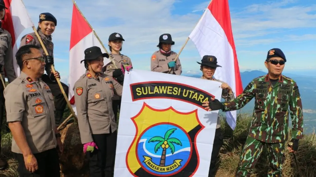 Sebelumnya logo Polda Sulut bertuliskan Sarwa Bhrata Eka dengan gambar kepala anoa, kini diganti menjadi logo bertuliskan Maesa’an Waya dengan gambar pohon kelapa.