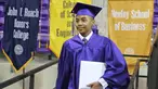 Carson Huey-You berjalan di podium usai menerima gelar sarjana fisika dari Universitas Kristen Texas, 13 Mei 2017. Bocah 14 tahun tersebut menjadi yang termuda di antara 2.000 mahasiswa yang diwisuda hari itu. (Louis DeLuca/The Dallas Morning News via AP)