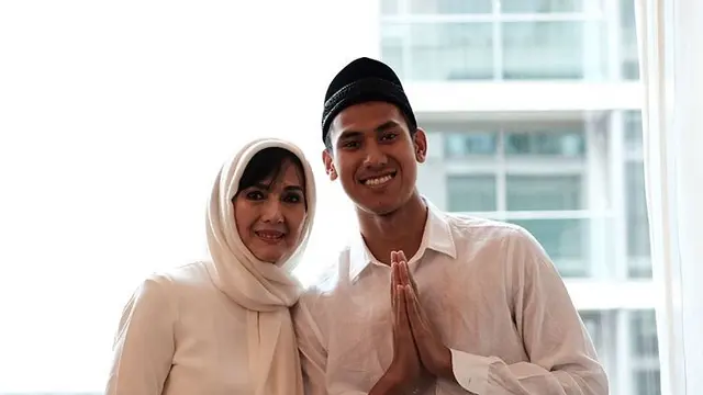 Rini S Bono dan putranya, Sean Gelael. (Instagram @gelaelized)