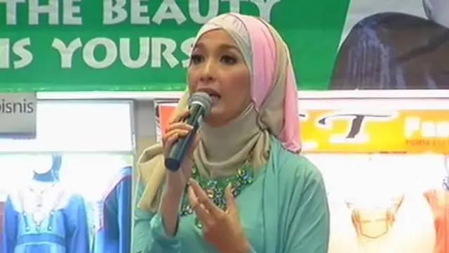 Ketika Selebritas Tampil Cantik dengan Hijab