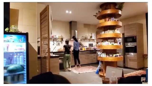 6 Potret Dapur Paula Verhoeven, Minimalis Serba Kayu