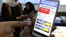Seorang wanita menunjukkan aplikasi “Peta Jelajah Nusantara” di Jakarta, Selasa (28/5). Aplikasi ini dibangun sebagai sarana pemandu bagi masyarakat yang melakukan perjalanan darat di wilayah Indonesia. (Liputan6.com/Angga Yuniar)