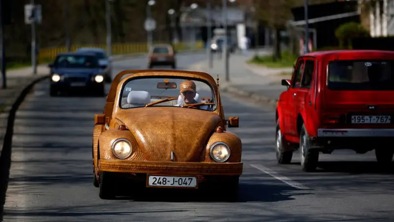 Seorang Pensiunan Garap VW Beetle Dari Kayu